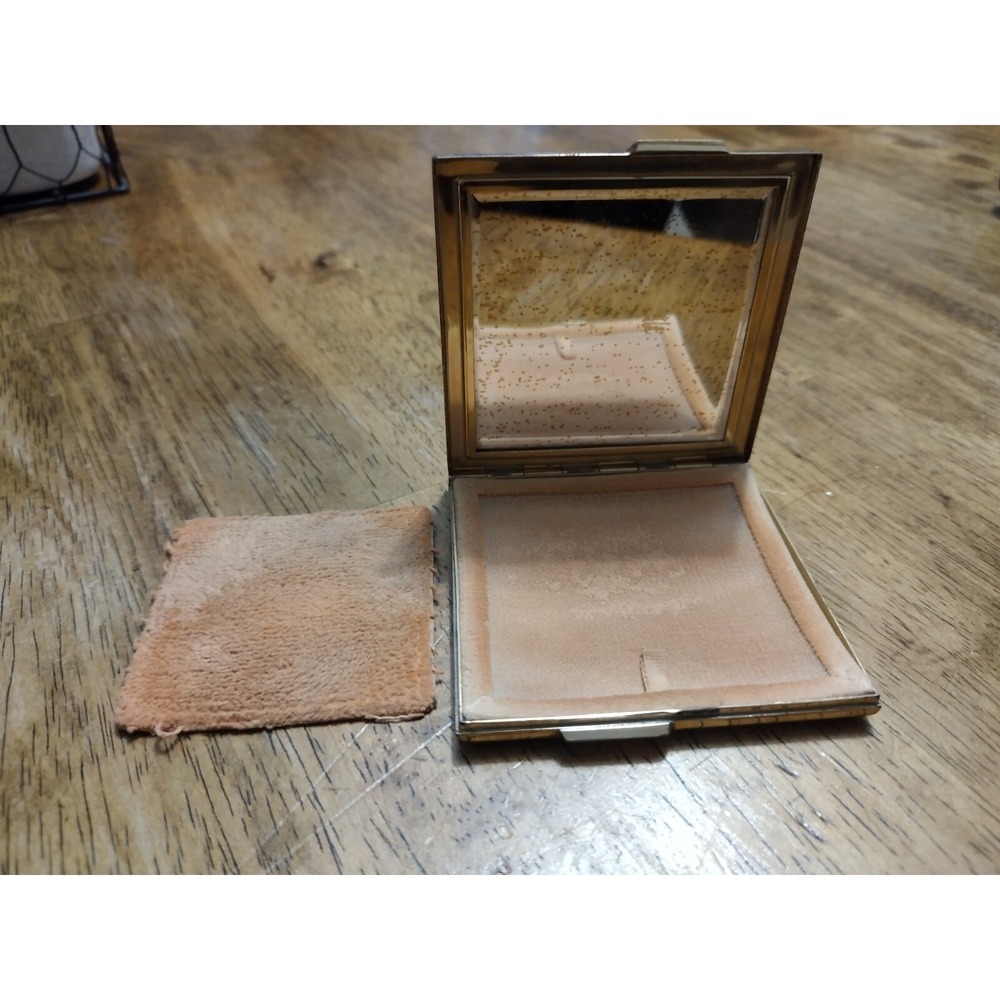 Vintage Dorset Fifth Avenue Gold Tone Makeup Compact Pink‎ Powder Puff Mirror